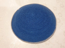 Lade das Bild in den Galerie-Viewer, Kippa, gehäkelt, blau, 14 cm
