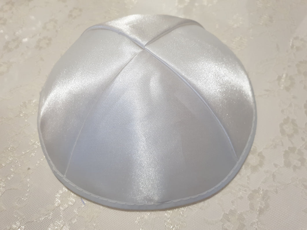 Kippa aus weißem Satin