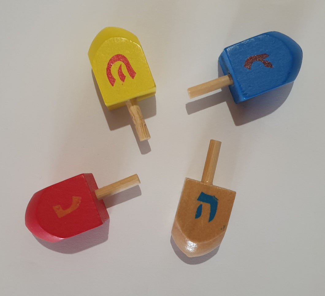 Bunte Holzdreidel mit Buchstaben